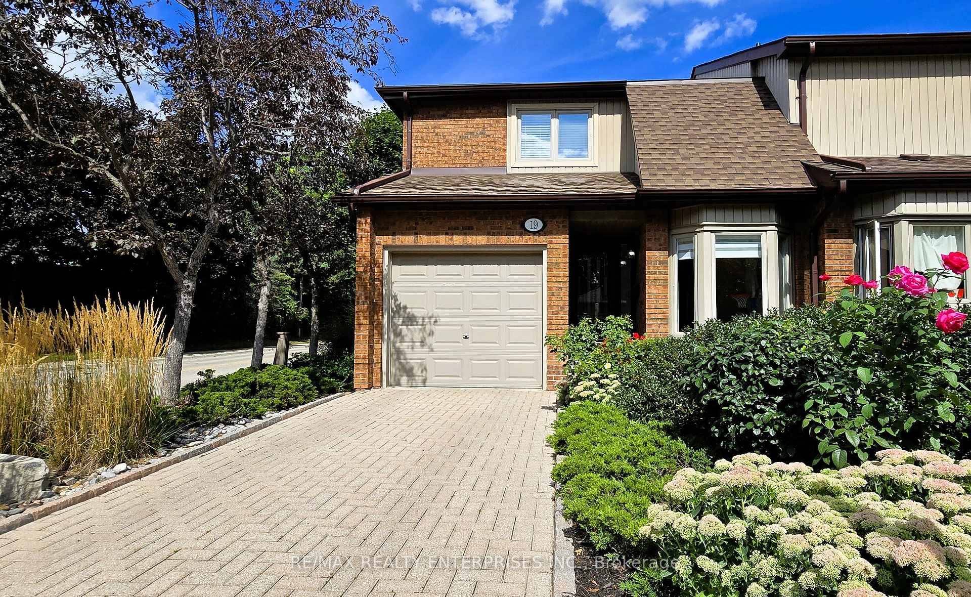 1342 Square feet above grade, 1977 total square feet, 2 storey end unit nestled in the friendly Walden Spinney community.