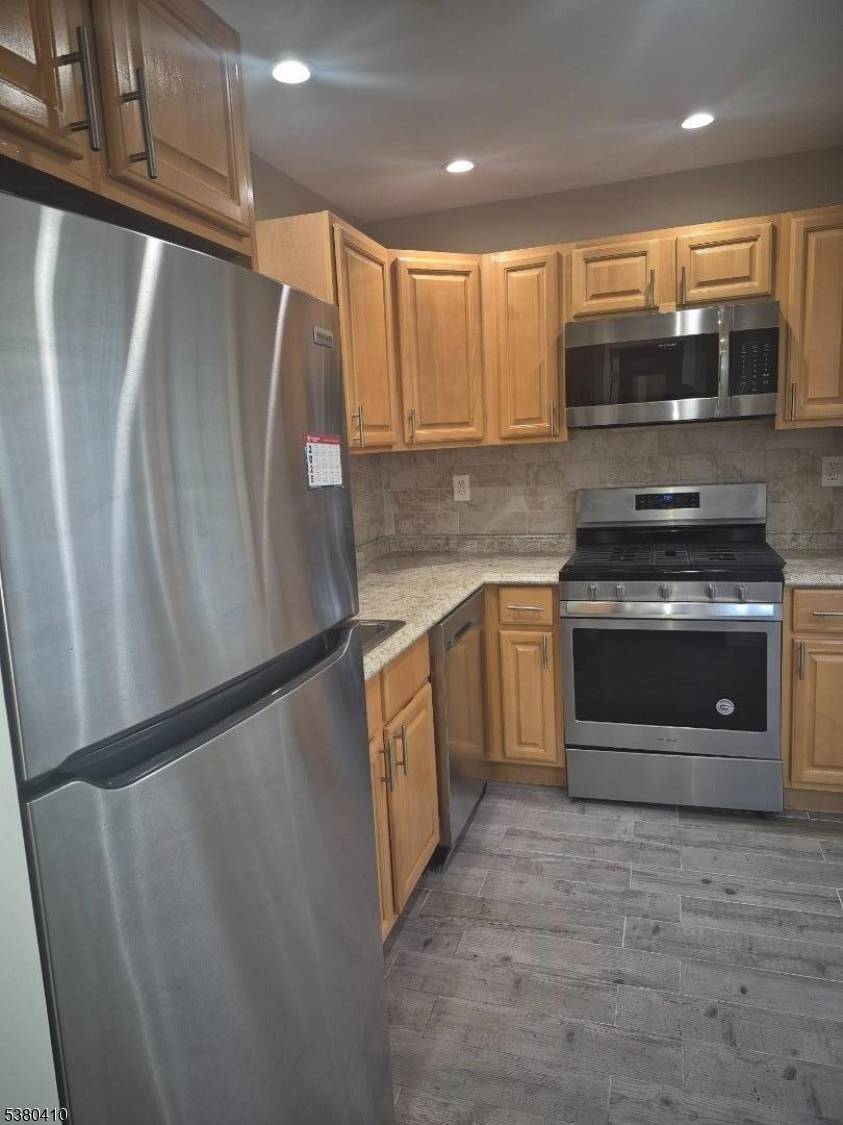 Welcome to this 2 BR, 1. 5 BA end unit townhouse located in the Vauxhall section of Union.