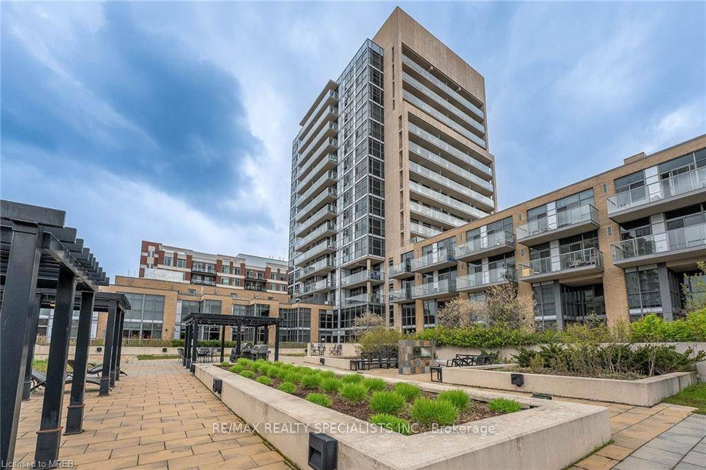 Gorgeous 1 Bedroom Den, 2 bathroom Condo in sought after Uptown Burlington !