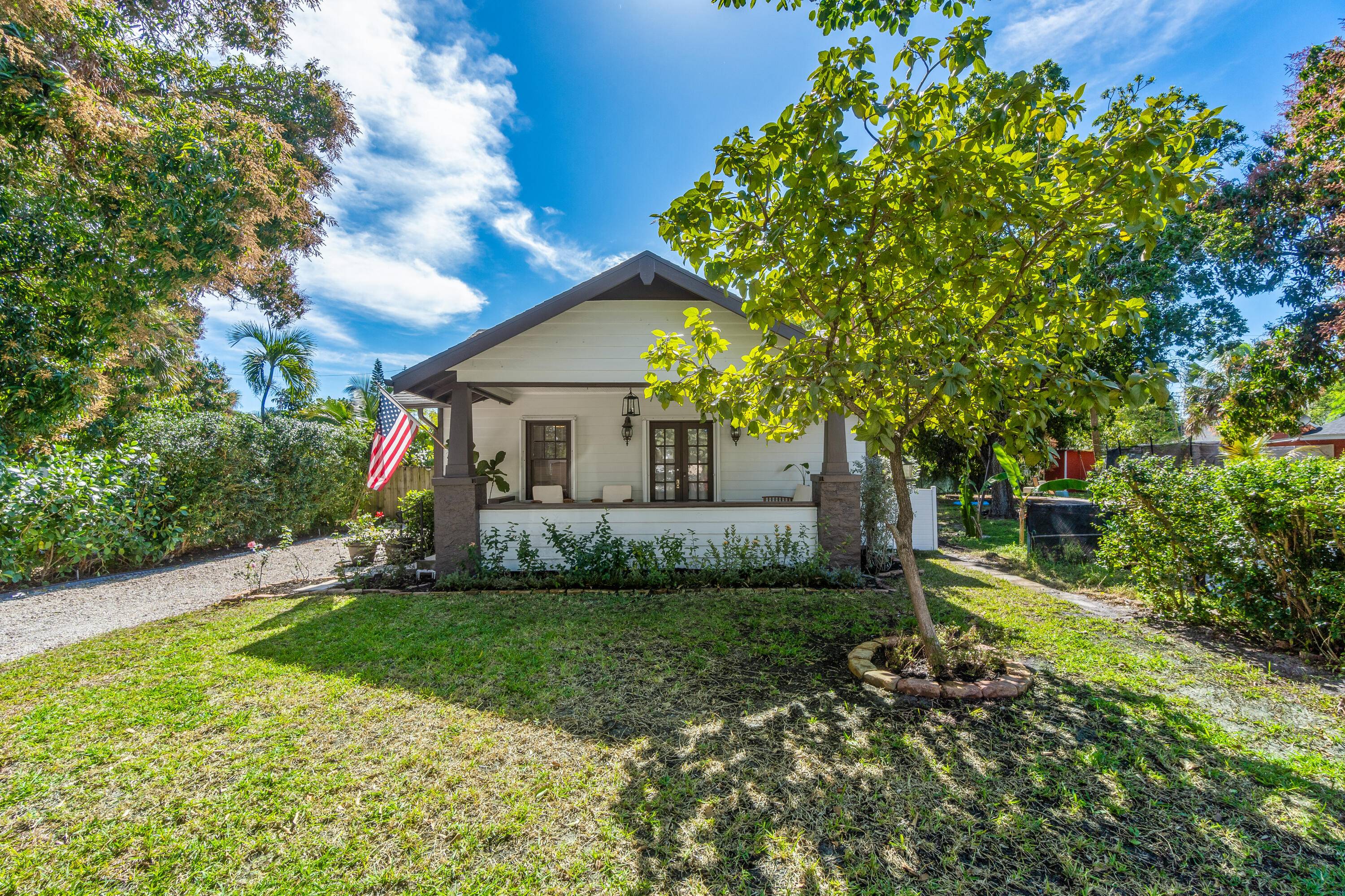 Discover this delightful 2 bedroom, 1 bathroom home in the heart of West Palm Beach !
