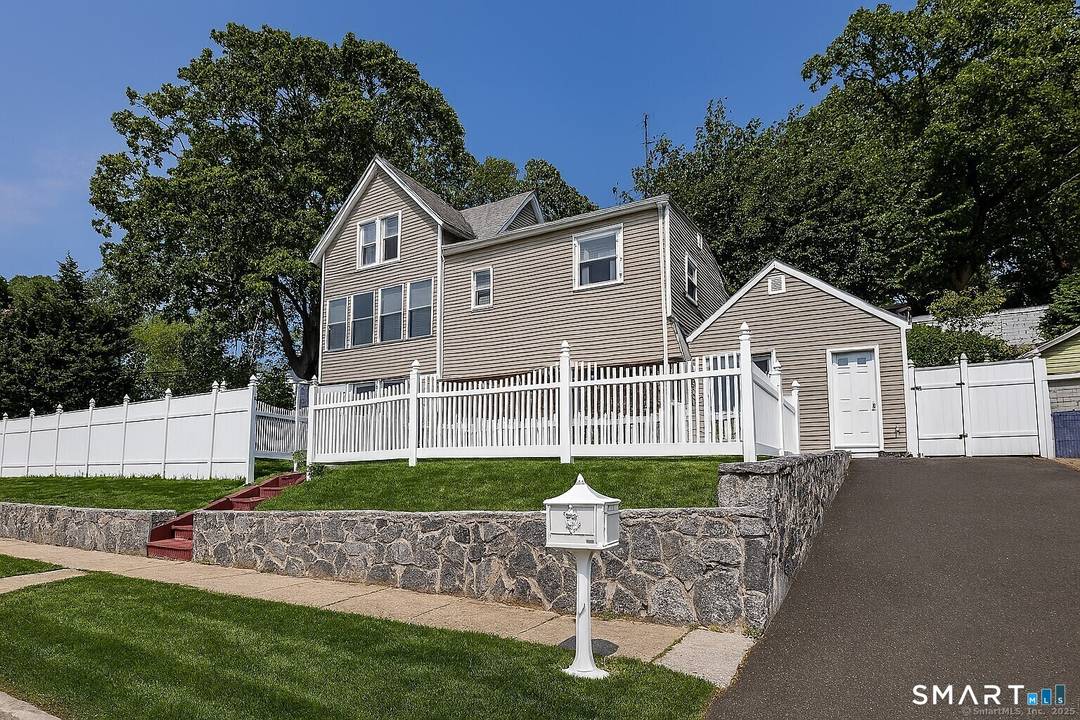 Located on a quiet street in Fairfield, this spacious 4 bedroom 4 bathroom home offers comfort, convenience and an unbeatable location.