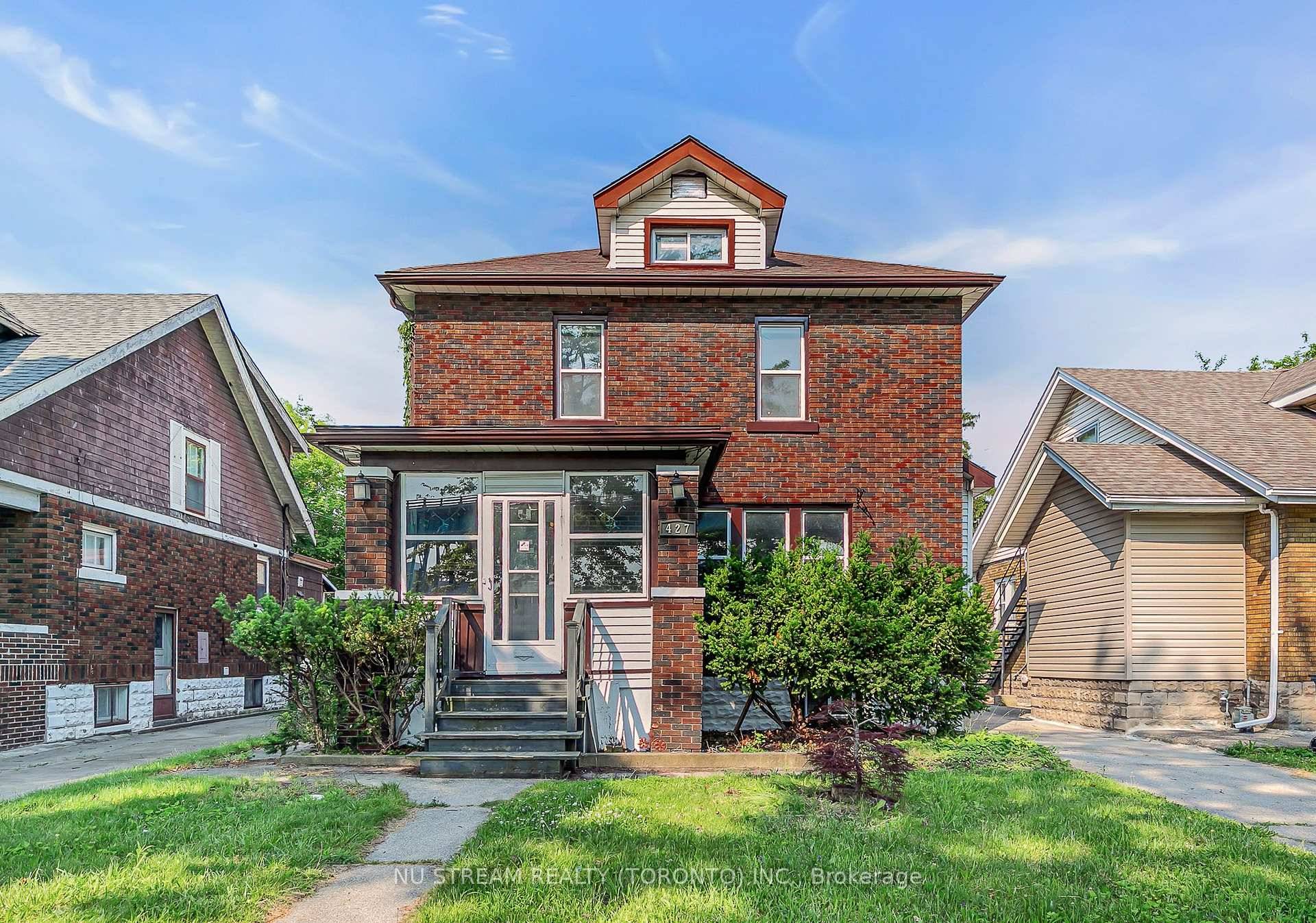 Location ! Steps from the University of Windsor and the river !