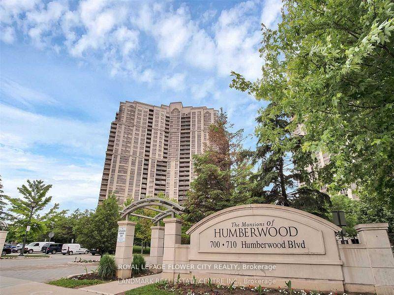 Beautiful View, 1 Bedroom Den, Bright And Spacious Living Space looks out An Amazing View.