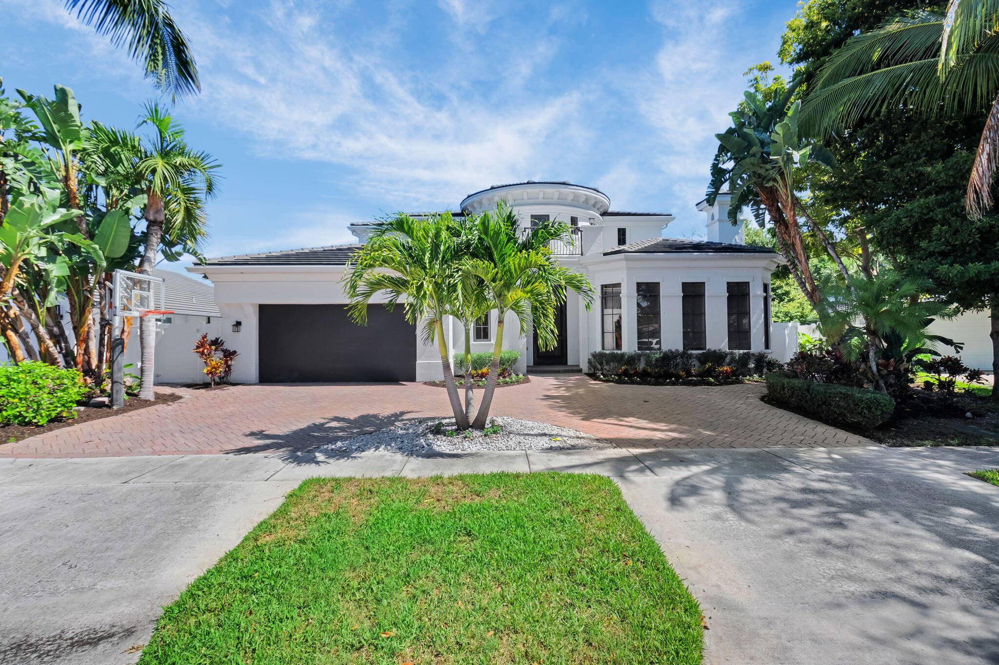 Stunning 6 Bedroom, 7 Bathroom Estate in Exclusive Thornhill Green.