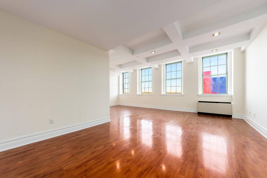 Massive Sun Drenched Luxury 1BR in Astoria with Doorman, Elevator, Gym, Parking amp ; Stunning ViewsSPONSOR UNIT NO BOARD APPROVAL1st Available Sponsor Units in the building in 25 years !