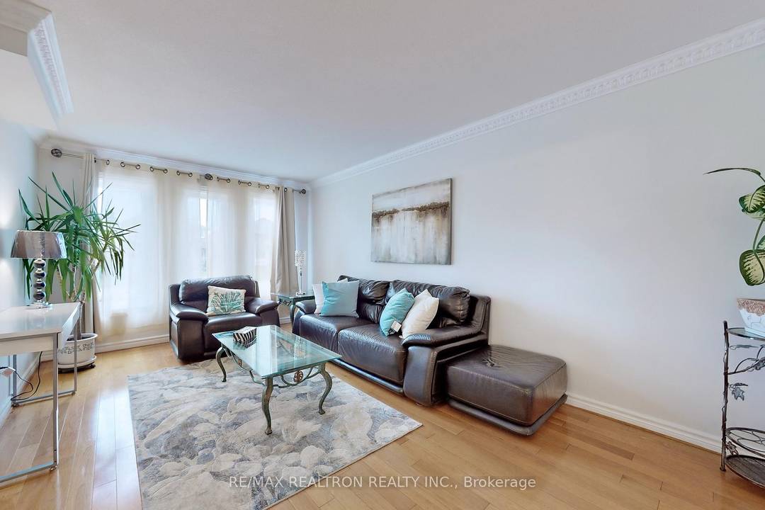 G O R G E O U S Detached Home in the Prestigious Richmond Hill Area !