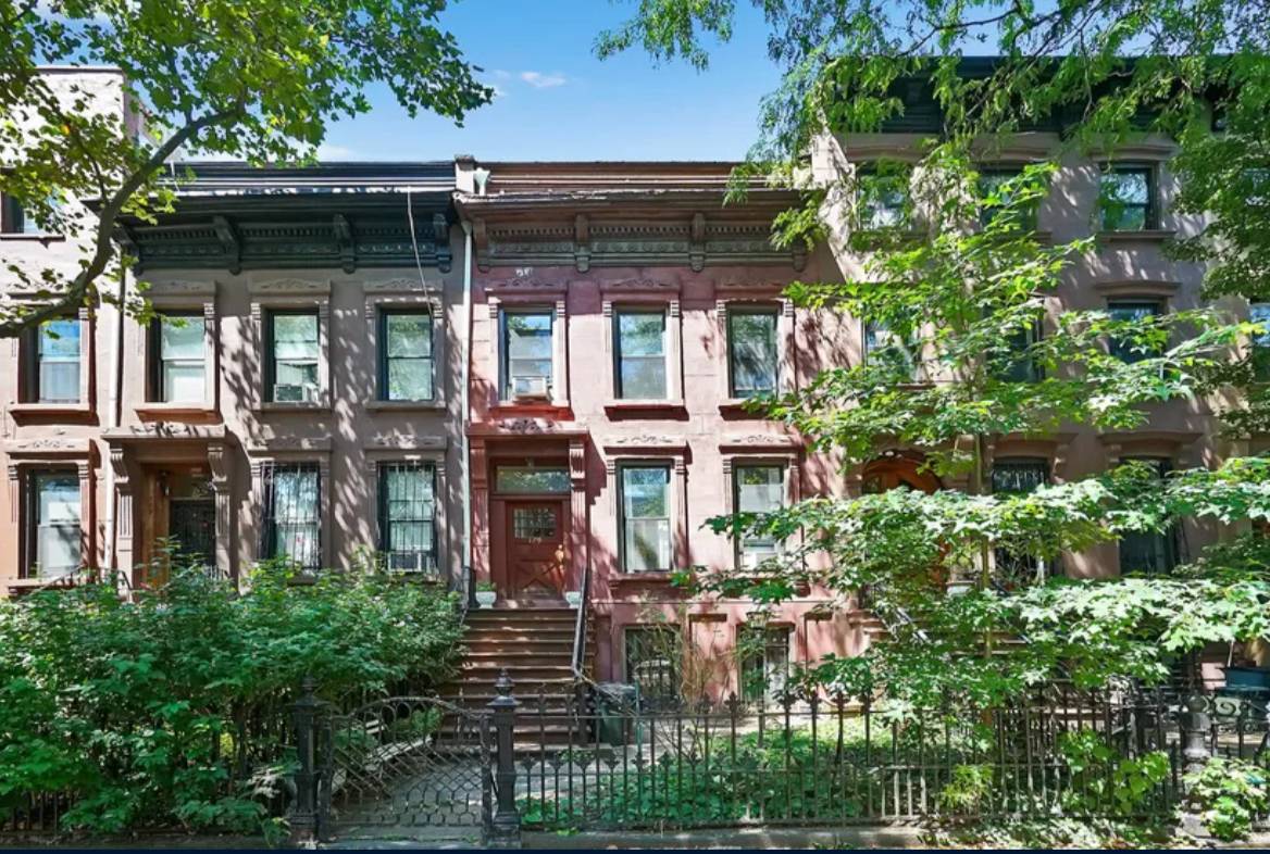 DUPLEX BROWNSTONE APARTMENT IN BEAUTIFUL BED STUY !