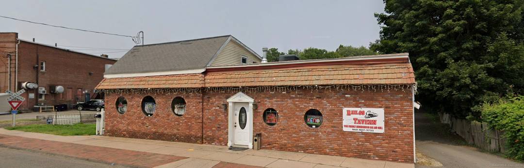 Rail 99 is a family owned tavern sports bar offering lunch and dinner, weekly specials, live entertainment, and an outdoor patio.