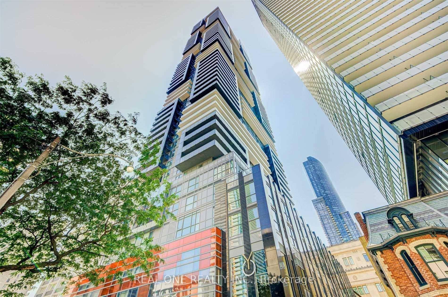 Luxury Condo Located Yonge amp ; College !