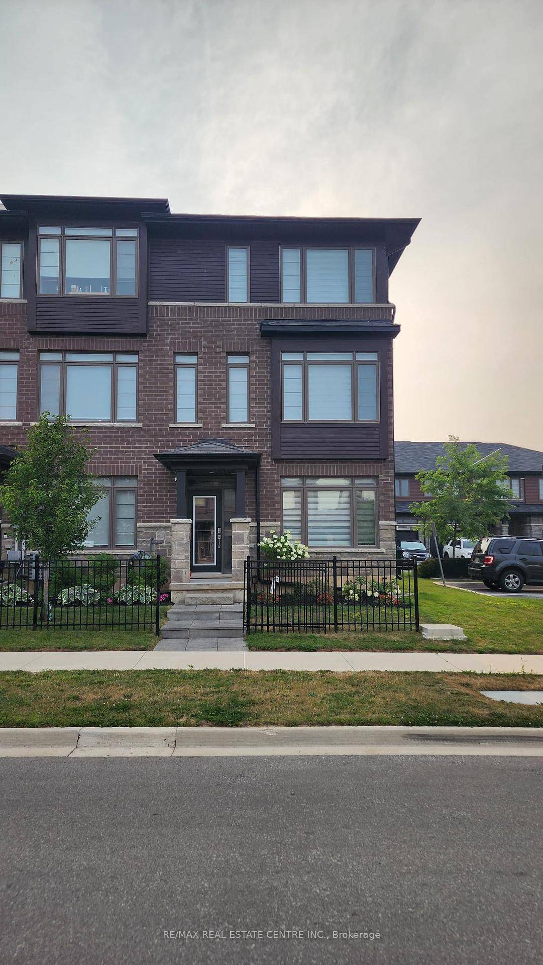 Is a very bright, turnkey Losani Homes built 3 Bedrm 1728 sq.
