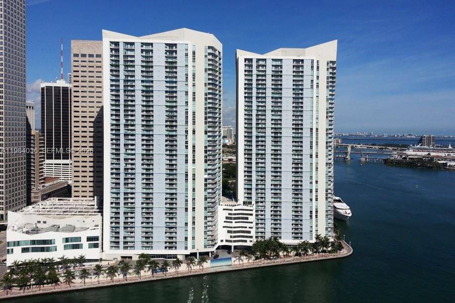 PANORAMIC VIEW OF BISCAYNE BAY AND BAYFRONT PARK IN A BEAUTIFUL AND LUXURIOUS BUILDING WITH WASHER AND DRYER INSIDE UNIT AND WALK IN CLOSET.