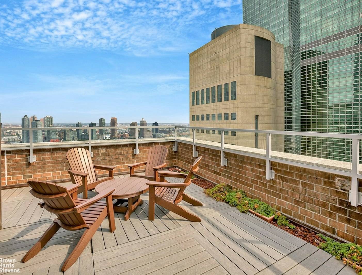 Welcome to Apartment 26E at 333 East 45th Street, nestled in the vibrant Middle East Side neighborhood !