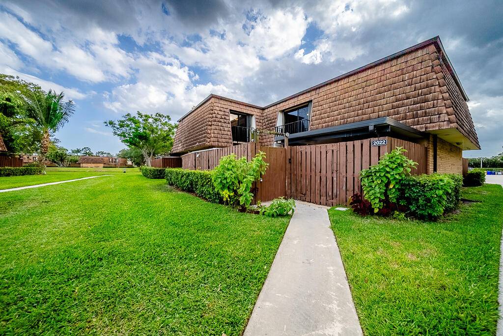 Discover this beautiful lakeside townhome featuring 3 bedrooms and 2.