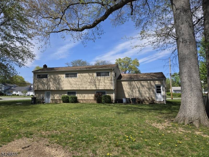 Welcome to this delightful split level home, a true gem in Pompton Plains !