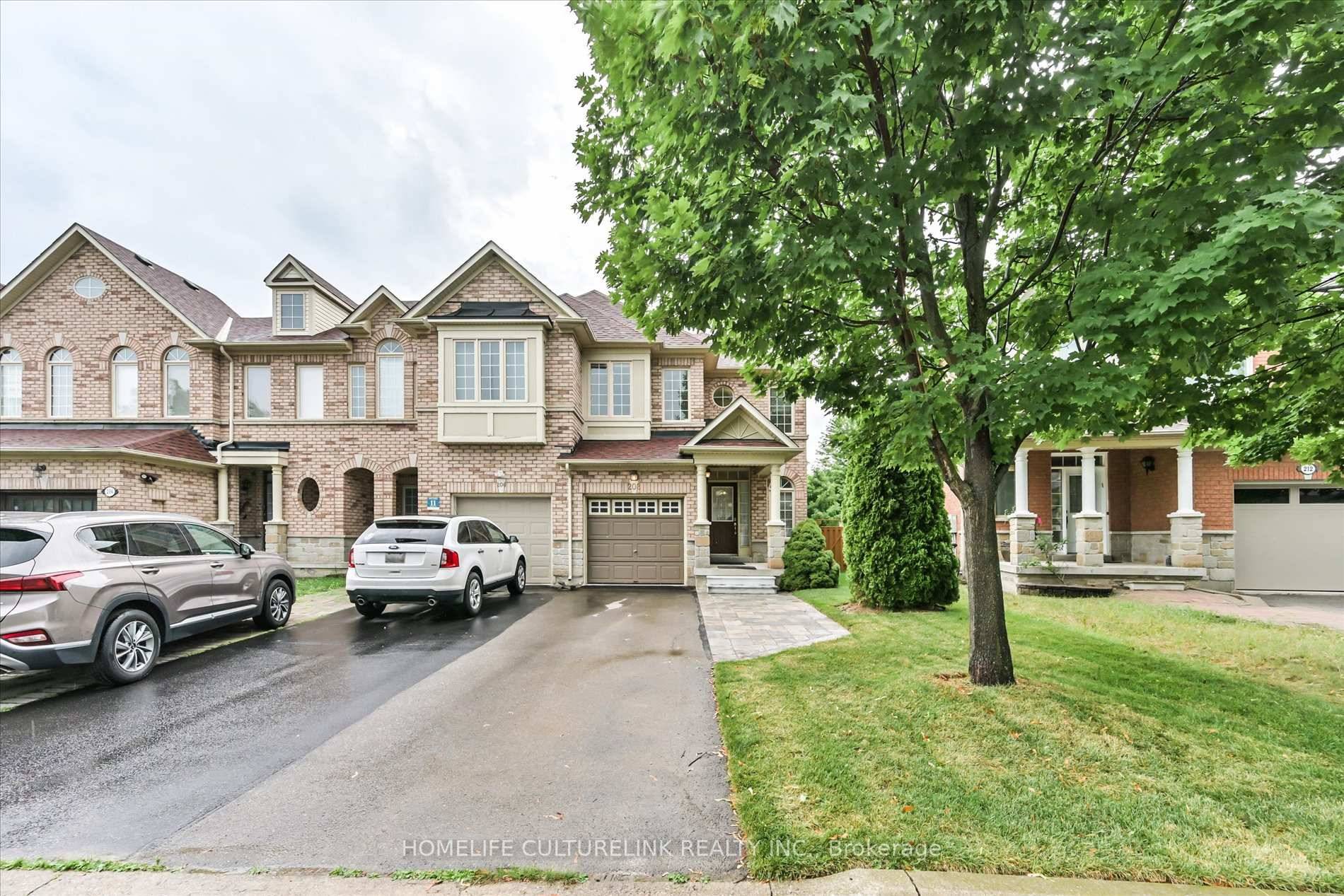 Elegant End Unit Townhome in Coveted Thornhill Woods.
