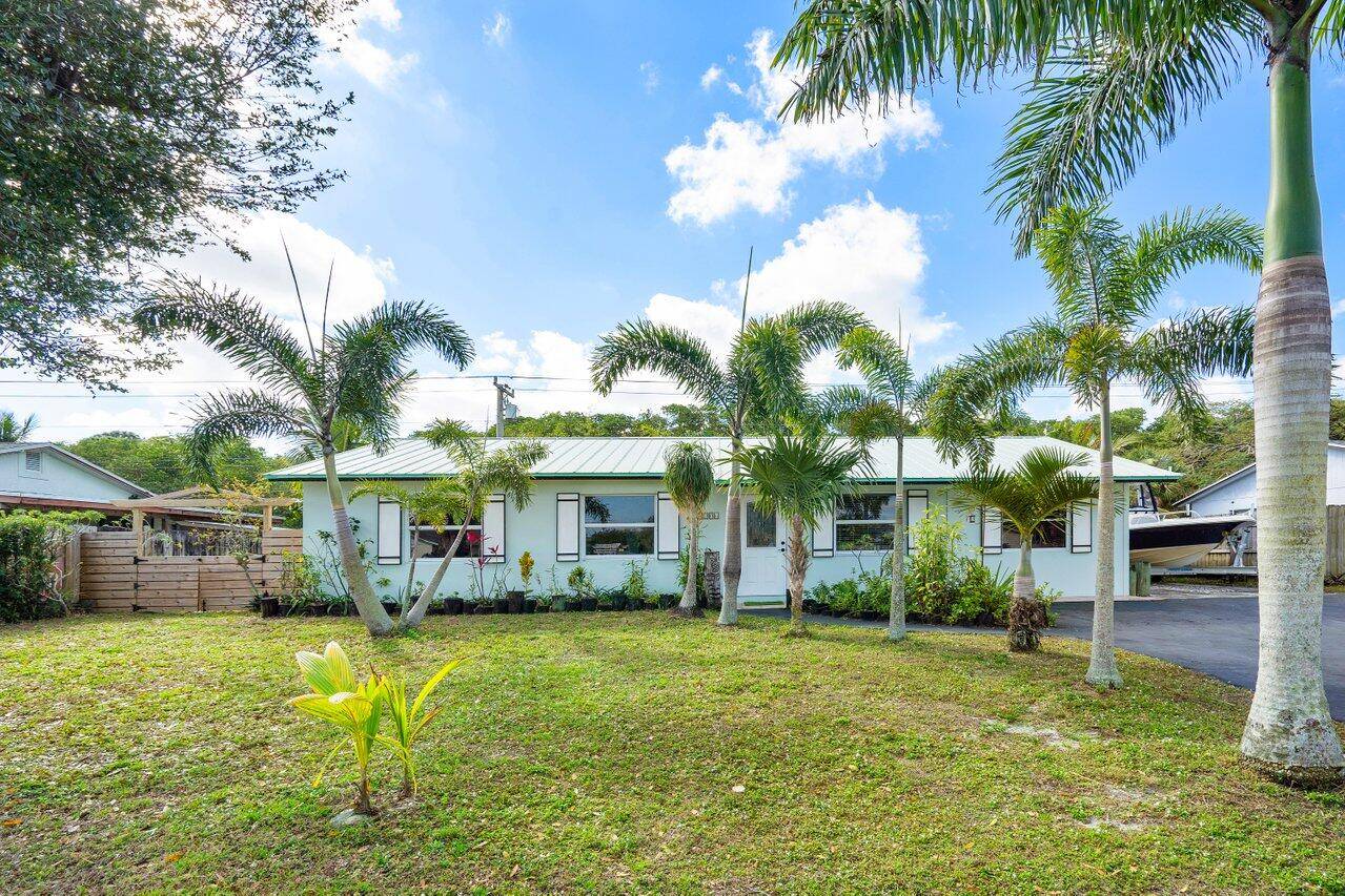 Nature Lover's Paradise on Jones Creek PreserveDiscover your dream waterfront retreat in Jupiter, where tropical living meets modern convenience.