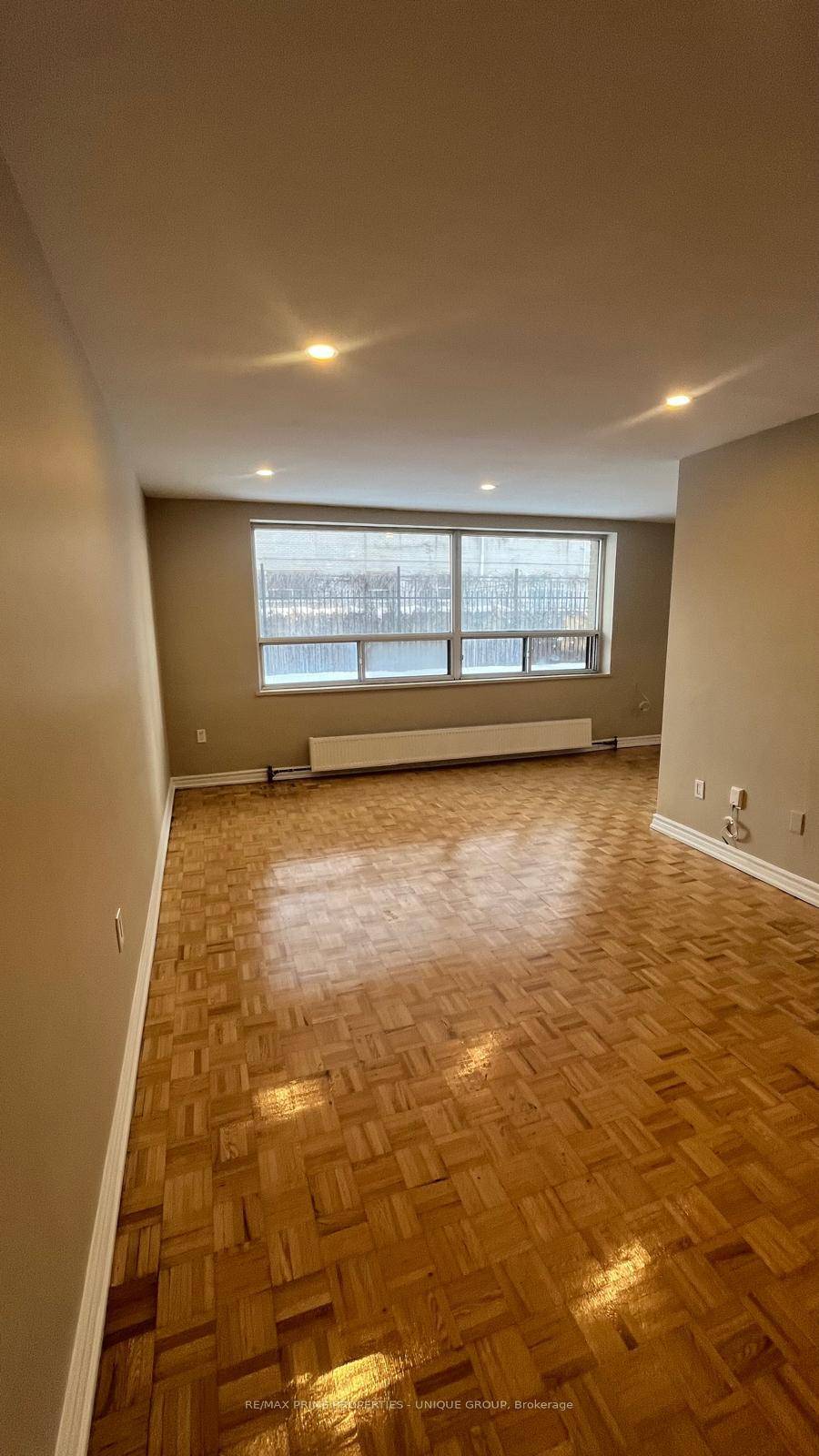 Welcome to this charming 1 bedroom apartment with a big open balcony.