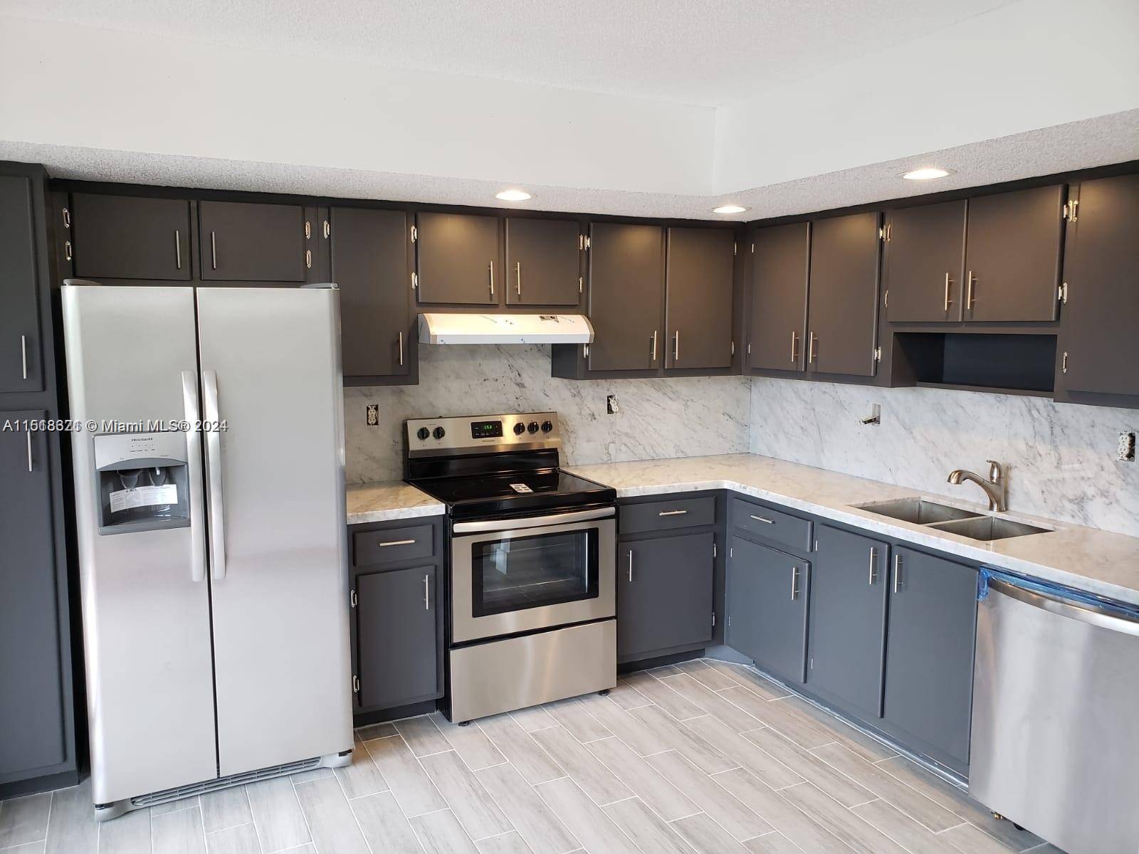 East Kendall Horizons East Totally Remodeled MOVE IN CONDITION.