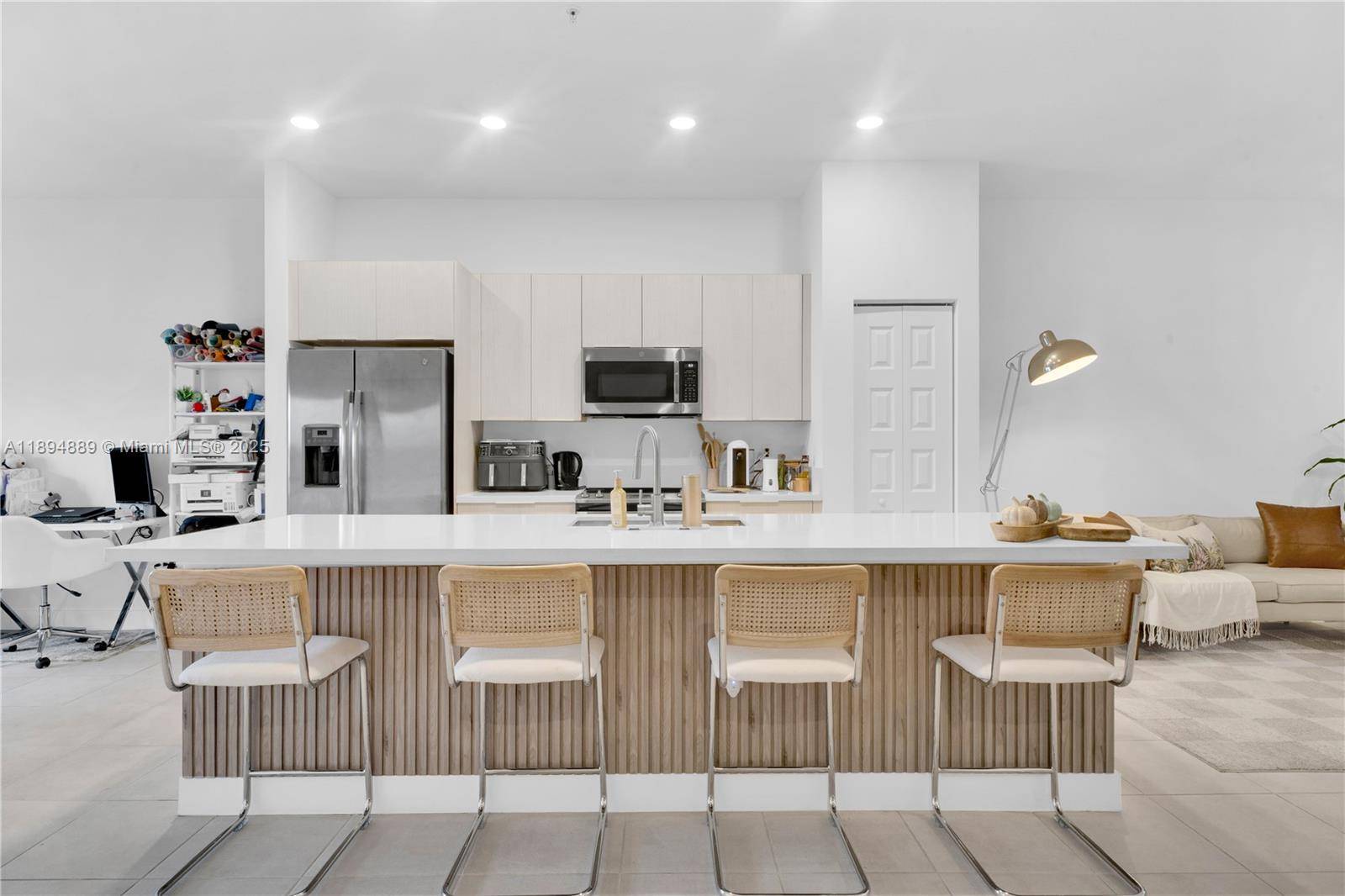 INVESTOR OPPORTUNITY Beautiful 2 Bedroom Den, 2 Bathroom Condo with Resort Style Amenities Welcome to this stunning unit featuring 2 spacious bedrooms, 2 bathrooms, and a versatile den perfect for ...