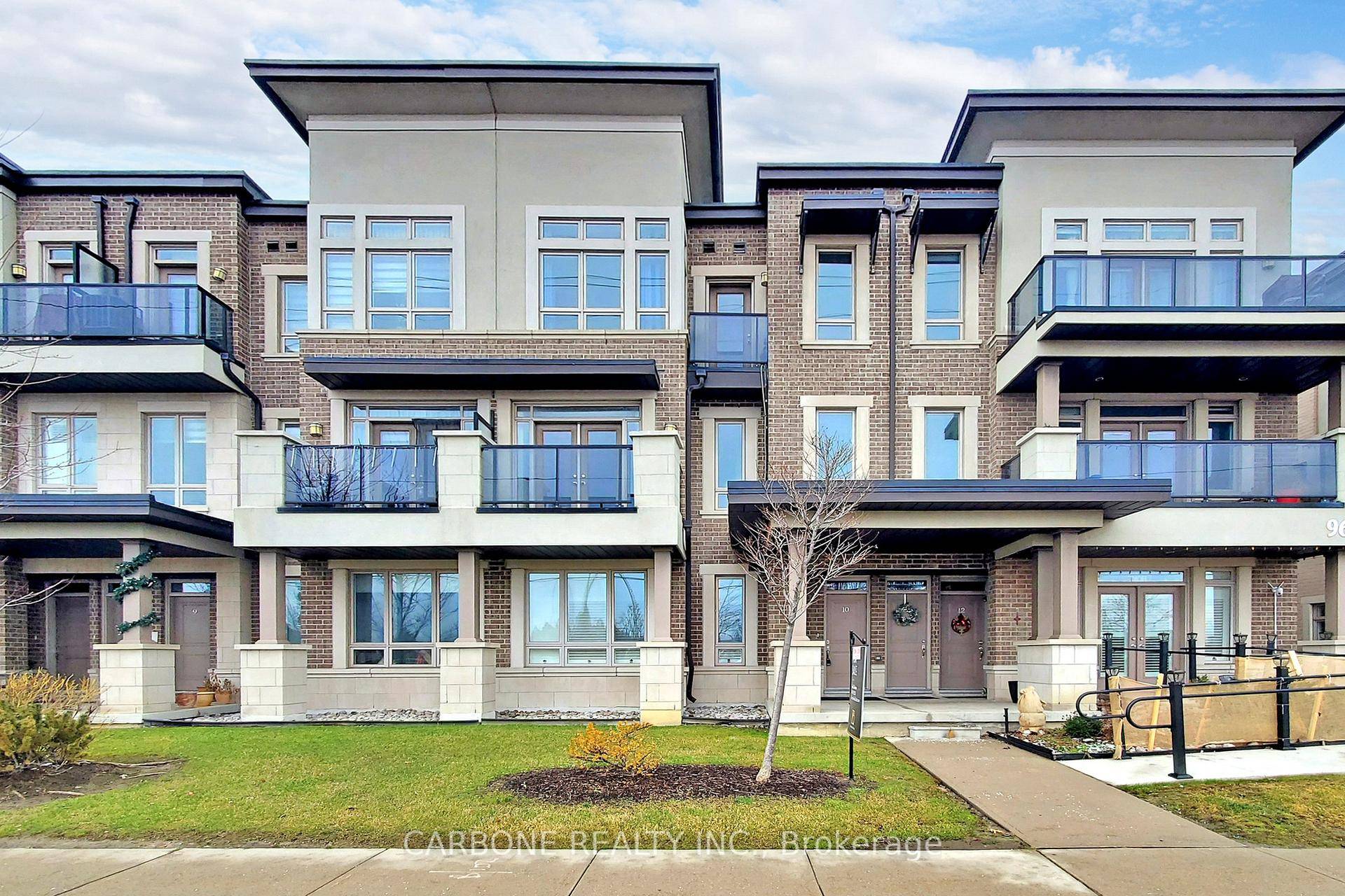 Luxurious Modern Condo Townhouse In Prime Maple, 1 Car Garage, Bright And Spacious Approx.