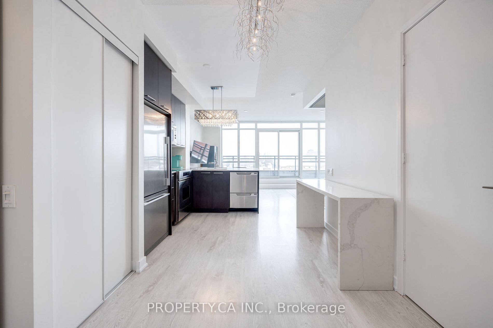 Welcome to Minto 775 ! Enjoy this luxury building with impressive courtyard, party room with patio, BBQ's and outdoor fireplace.
