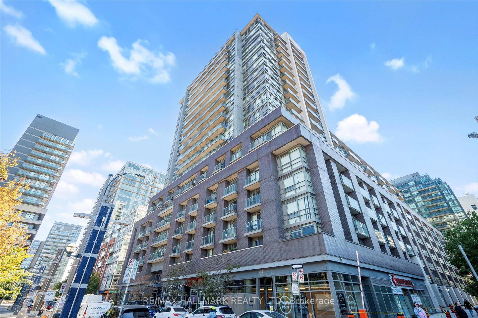 Luxurious 1 Den Condo in the Heart of Queen West Village !