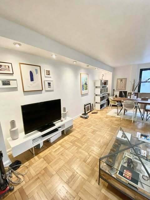 Discover unbeatable value in this oversized one bedroom condominium with perfect midtown location !