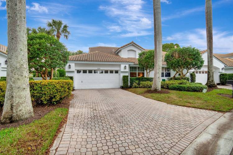 RENTAL INCLUDES A SPORT MEMBERSHIP 4 MONTH MINIMUM Welcome to this beautifully renovated one story townhome in the desirable village of Timbermill within Broken Sound Country Club.