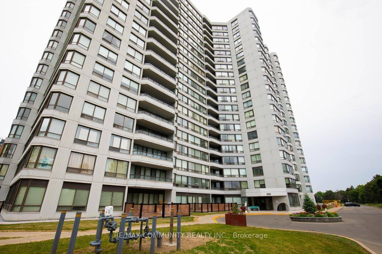 Luxurious Corner Condo in Prime Location !