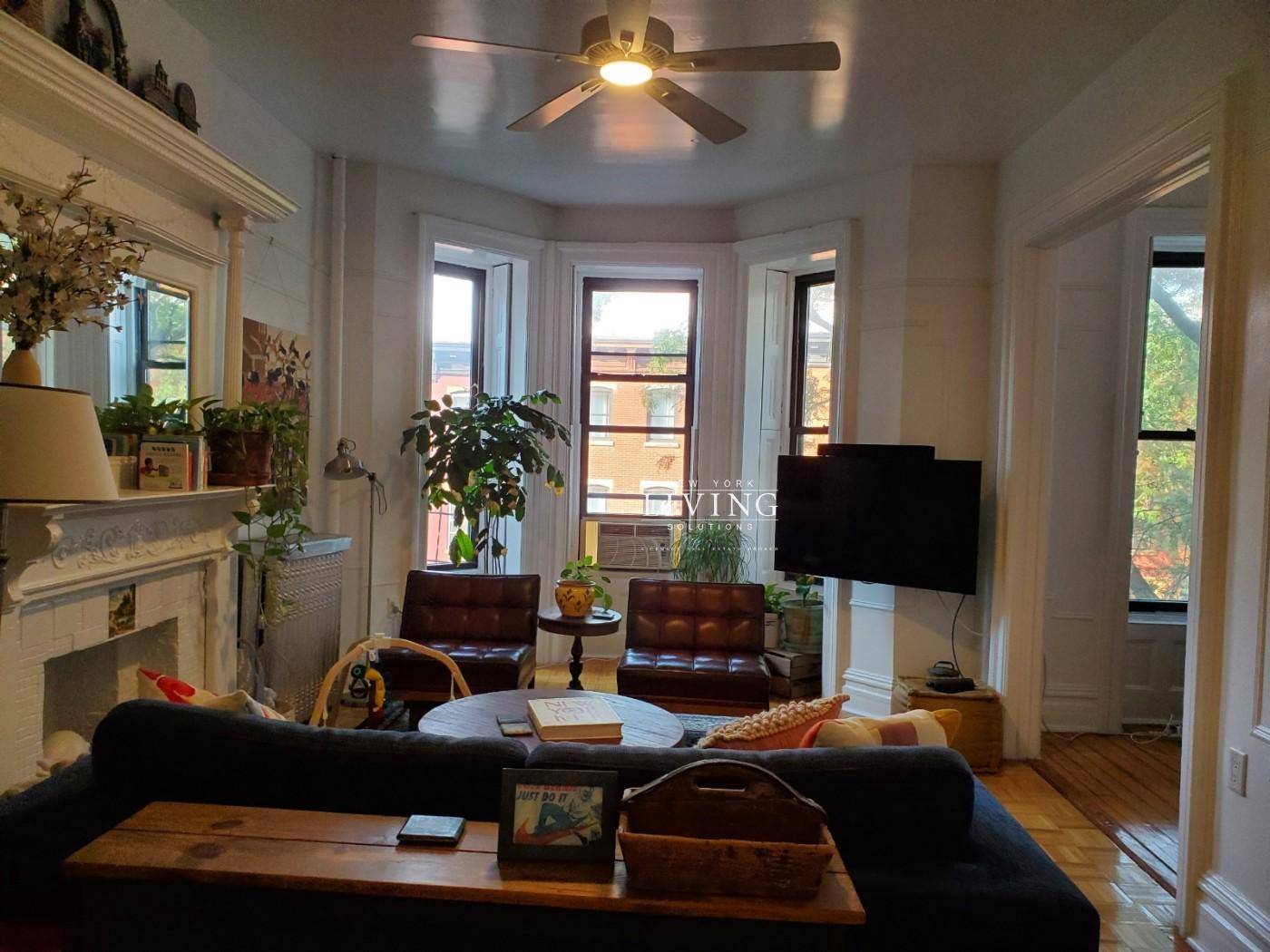 Full Floor Town home high ceilings with brand new appliances, 5.