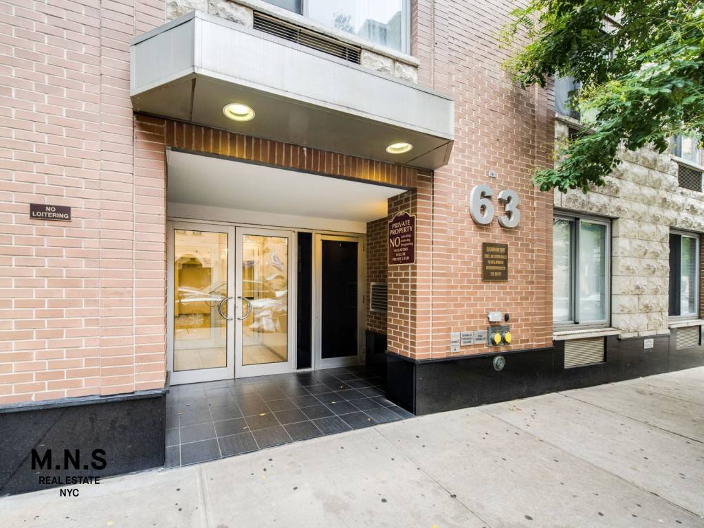 Large 2 Bedroom 1. 5 Bathroom Duplex with Patio Available in Brooklyn Heights Downtown Brooklyn !