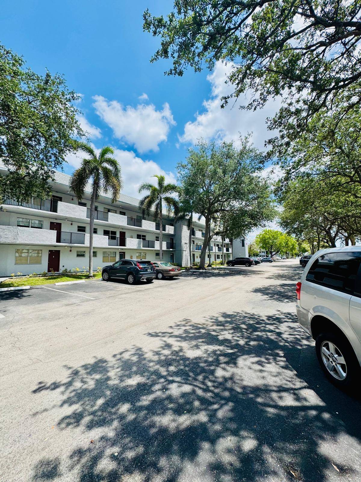 Beautiful 2 bedroom, 2 bathroom apartment located on the third floor of a well maintained building with elevator access.