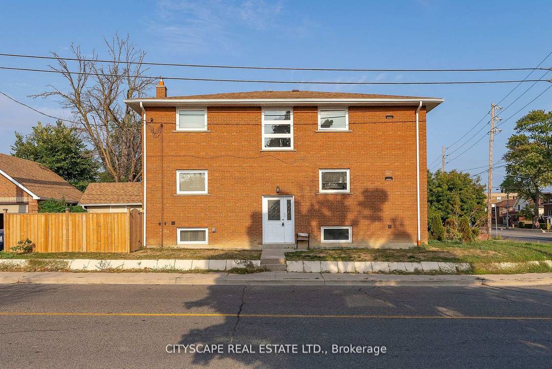 Conveniently located 3 Plex with 3 bedrooms and a convertible 3rd bedoom or living space on the lower level.