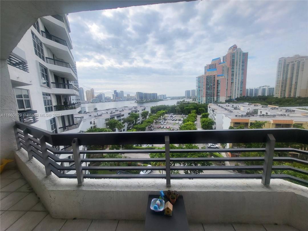 great aventura 2 bed 2 bath apartment great view, mistic tower 600, very well maintained unit with some upgrades, no popcorn ceiling, seller very flexible on times to move out ...