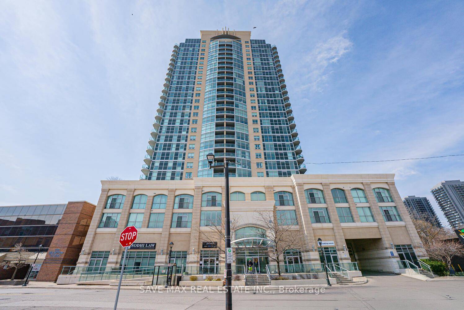 Welcome to this stunning 2 1 bedroom, 2 full washroom condo in the heart of downtown Brampton !