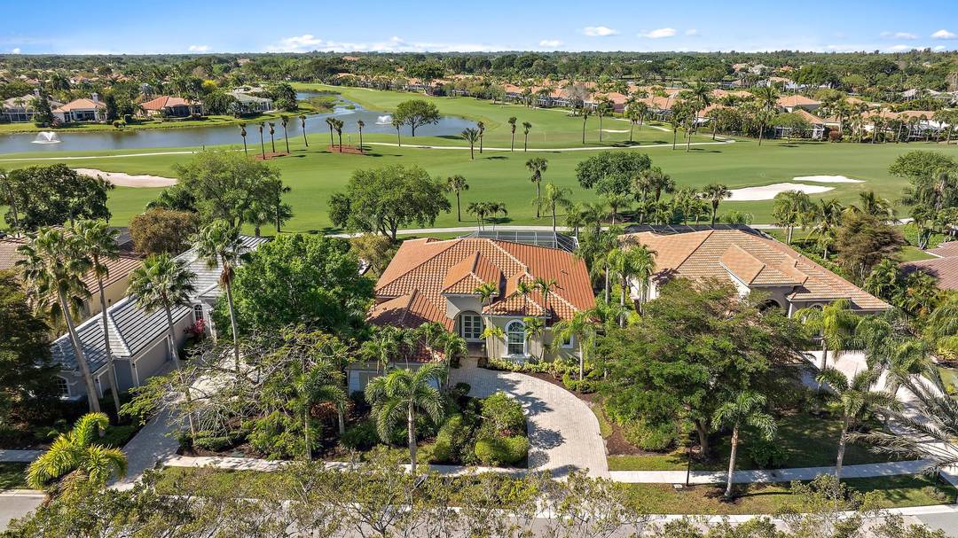 IMMEDIATE PREMIER GOLF MEMBERSHIP AVAILABLE WITH THE PURCHASE OF THIS HOME.