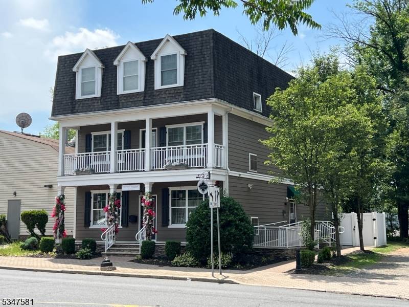 BUILT IN 2011, THIS GORGEOUS 6 UNIT, MIXED USE BUILDING HAS 1 RETAIL SPACE AND 5 BEAUTIFUL ONE BEDROOM APARTMENTS.