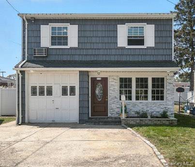 Exquisite Split Level Home with Luxurious Renovations and Modern Amenities Step inside this stunningly renovated 5 bedroom, 3 bathroom residence and experience the perfect blend of modern luxury and comfort.