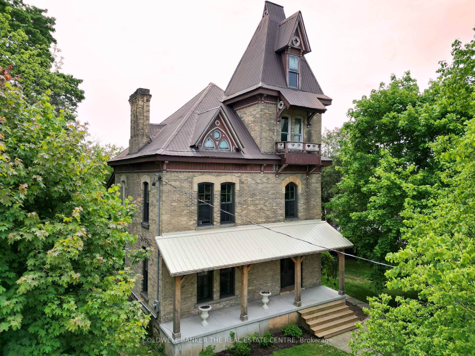 Outstanding Commercial Opportunity in the Heart of Mount Forest !