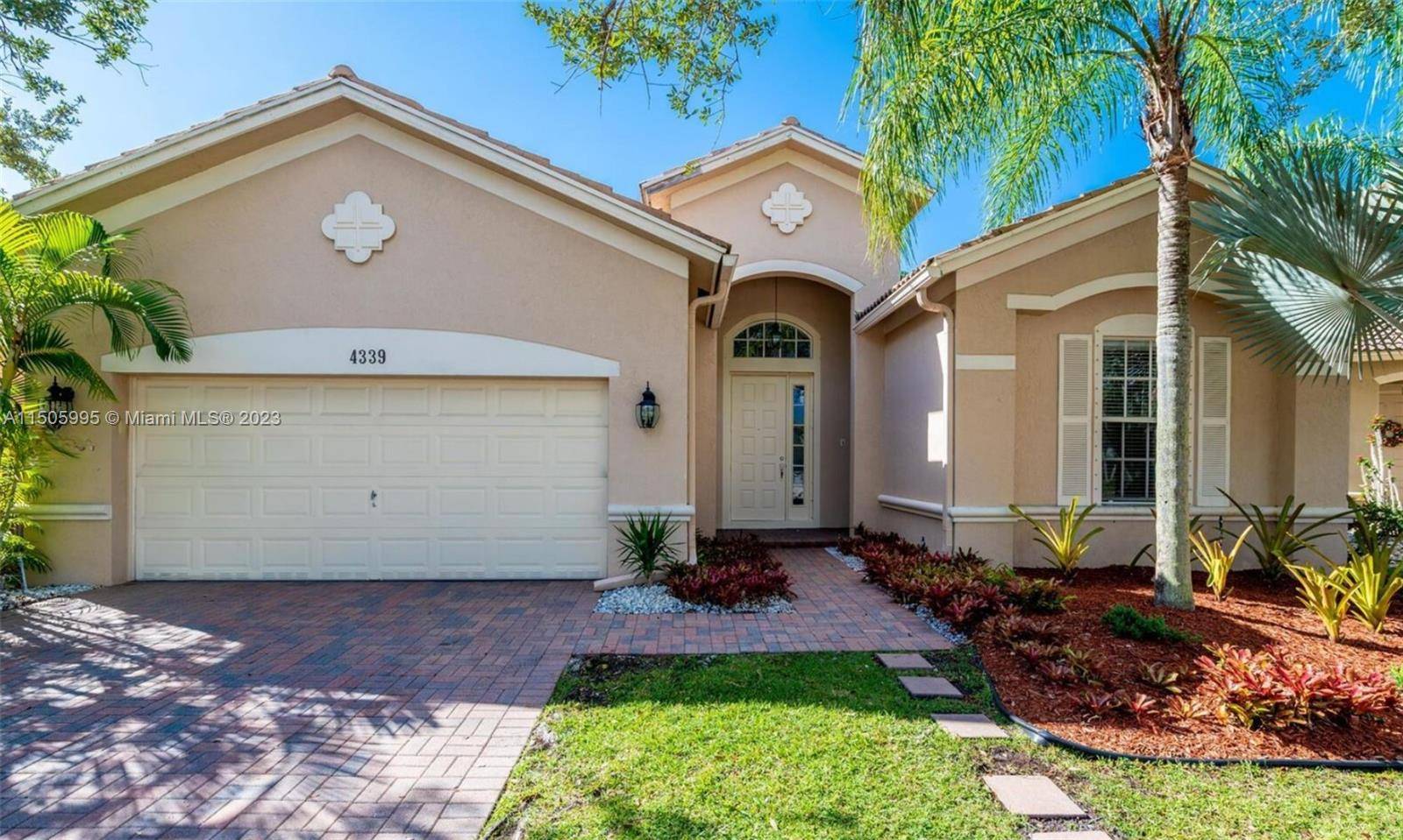 Spectacular 4Bed, 3Baths with an oversized backyard and screened patio, nestled in a private cul de sac in the desirable gated community in Isles At Weston.