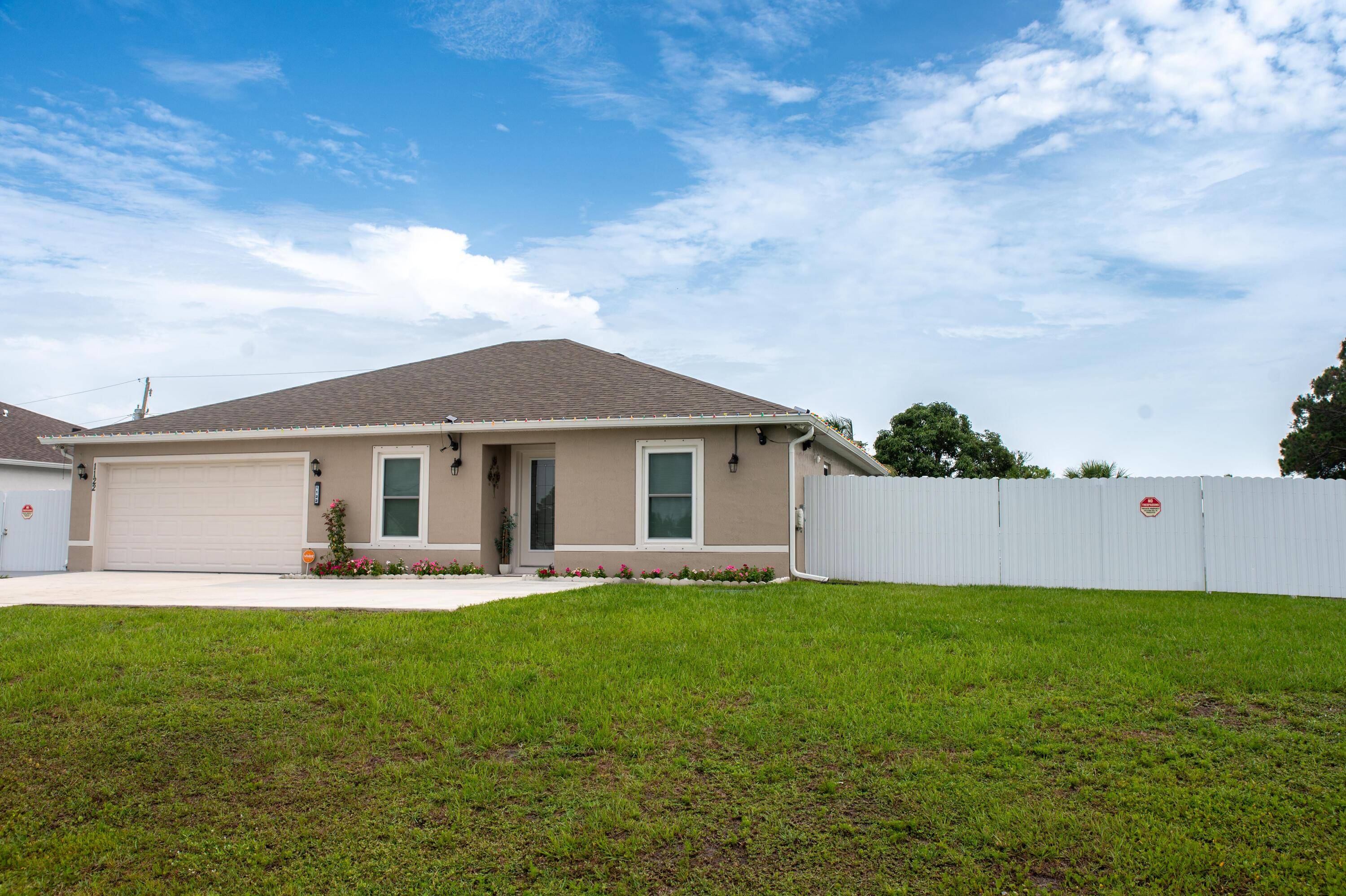 Florida at it's best ! This move in ready Foxtail model features 3bedrooms, 2 baths, impact glass 2024 and an open concept kitchen with white cabinets and granite counter tops ...