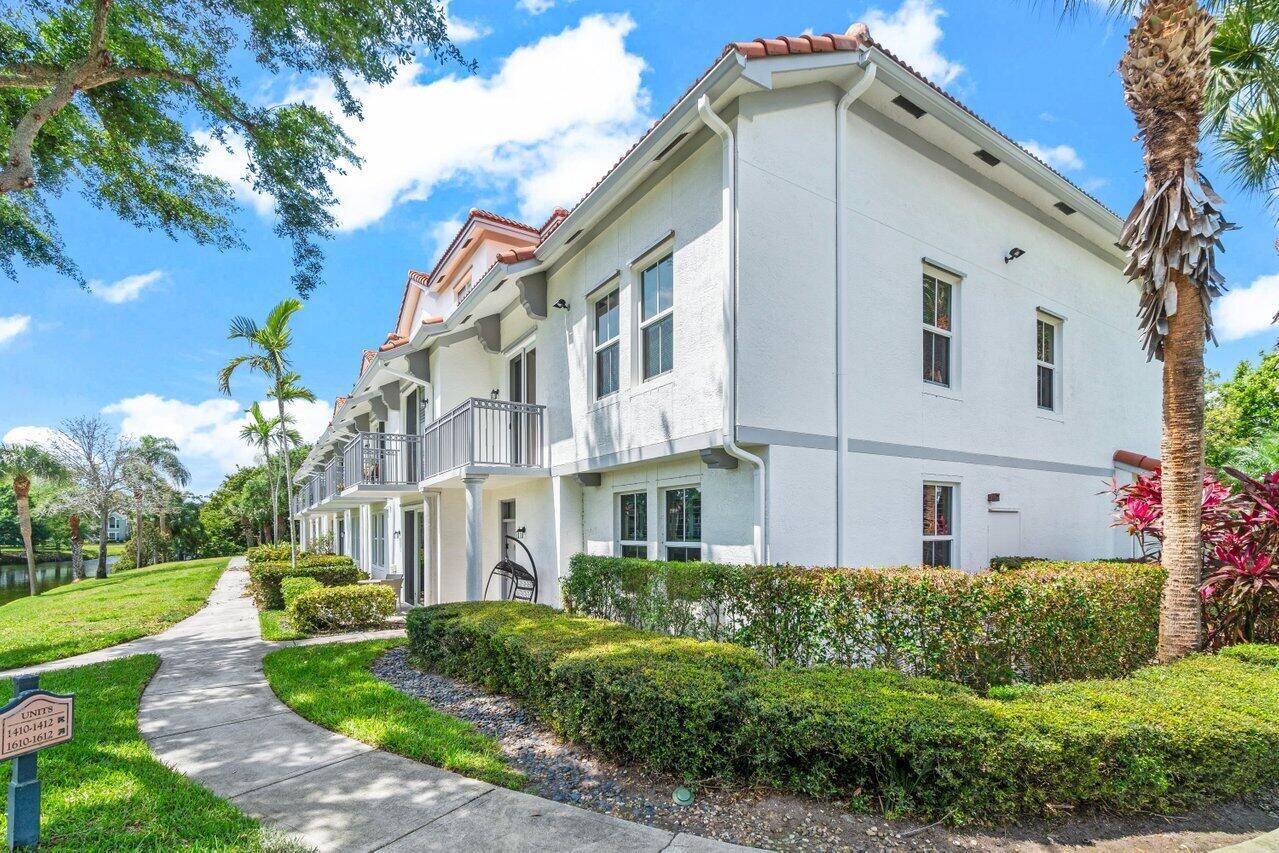 Move In Ready Lakefront Condo with Garage Live the Florida lifestyle in this beautifully remodeled 2 bedroom, 2 bathroom furnished condo featuring serene lake views and a private garage.