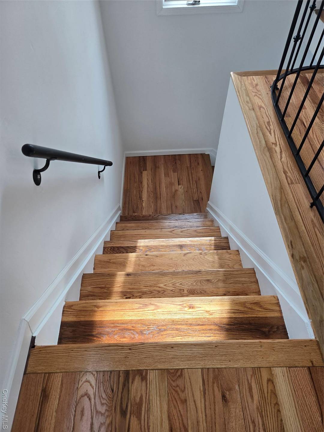 Beautiful renovated 3 bedroom apartment in the 2nd floor, all utilities included.