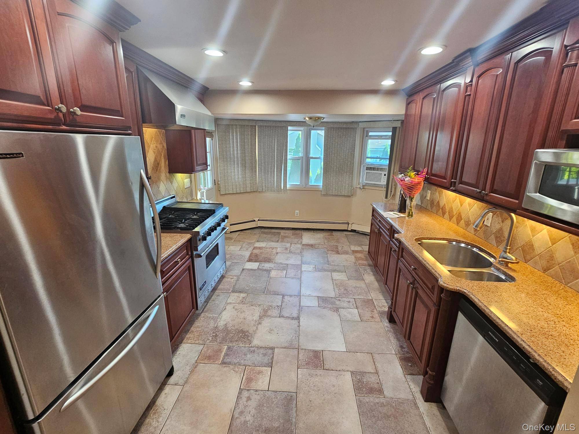 Beautiful 3 bedrooms apartment, main floor.