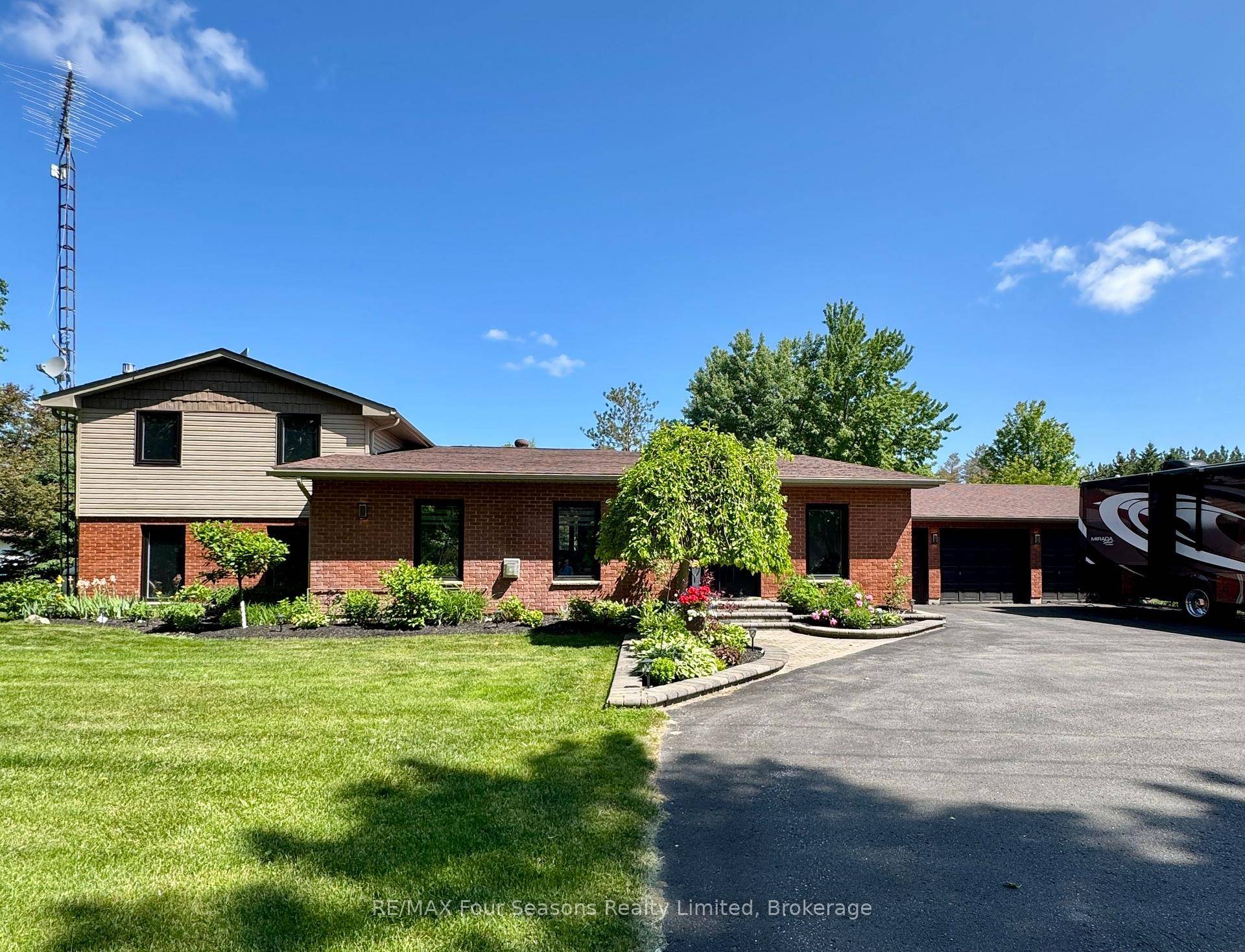 Stunning 4 1 bedroom, 3 bathroom split bungalow on a 1 acre landscaped lot just 20 mins to Barrie, Collingwood amp ; Wasaga Beach.