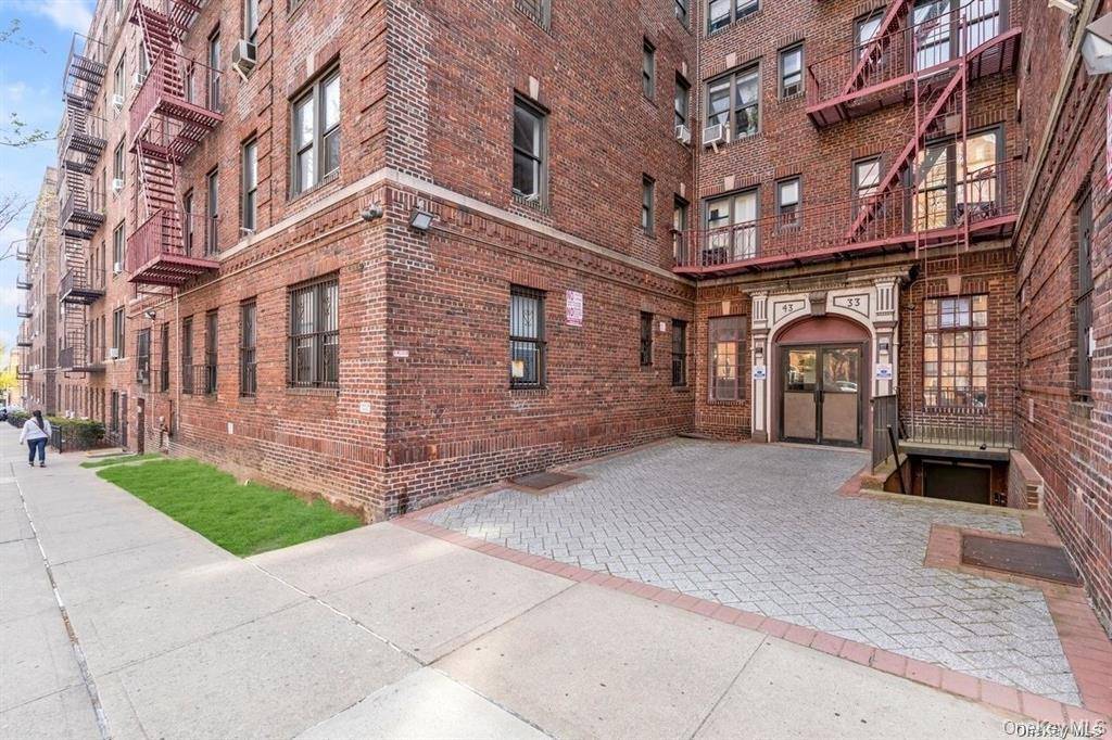 This inviting apartment offers comfortable living in the heart of Sunnyside.