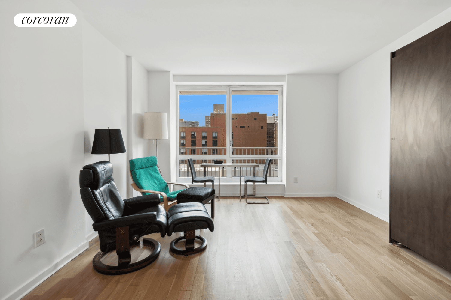 This exceptional high rise studio is not to be missed !