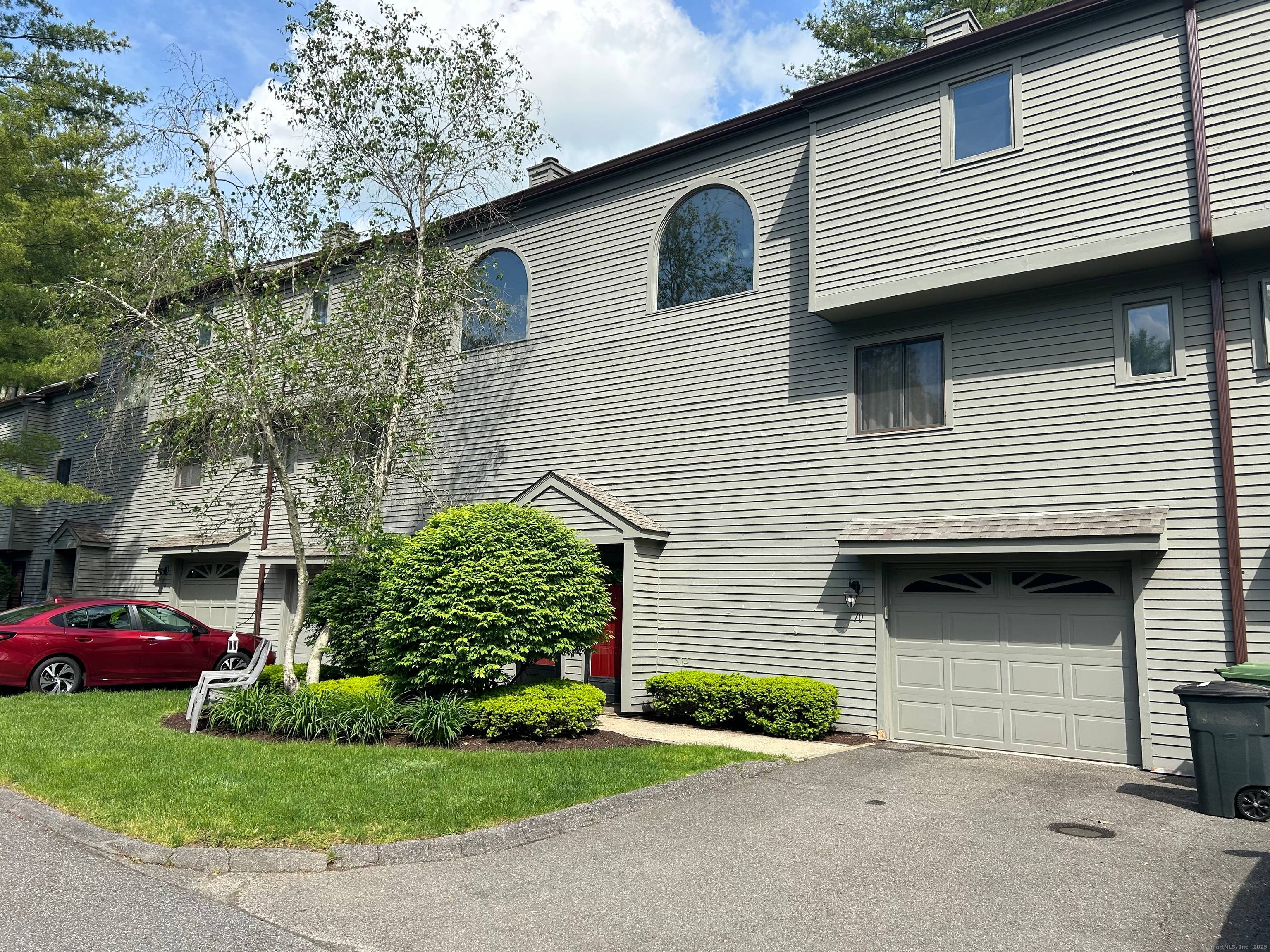 Sought after townhouse in Brookfield's High Meadow Condominium Complex.