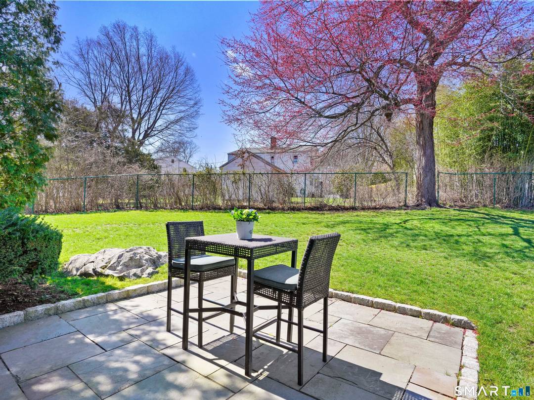 RARE 3 bedroom, end unit townhouse in Evergreen Park in the Stratfield neighborhood of Fairfield !