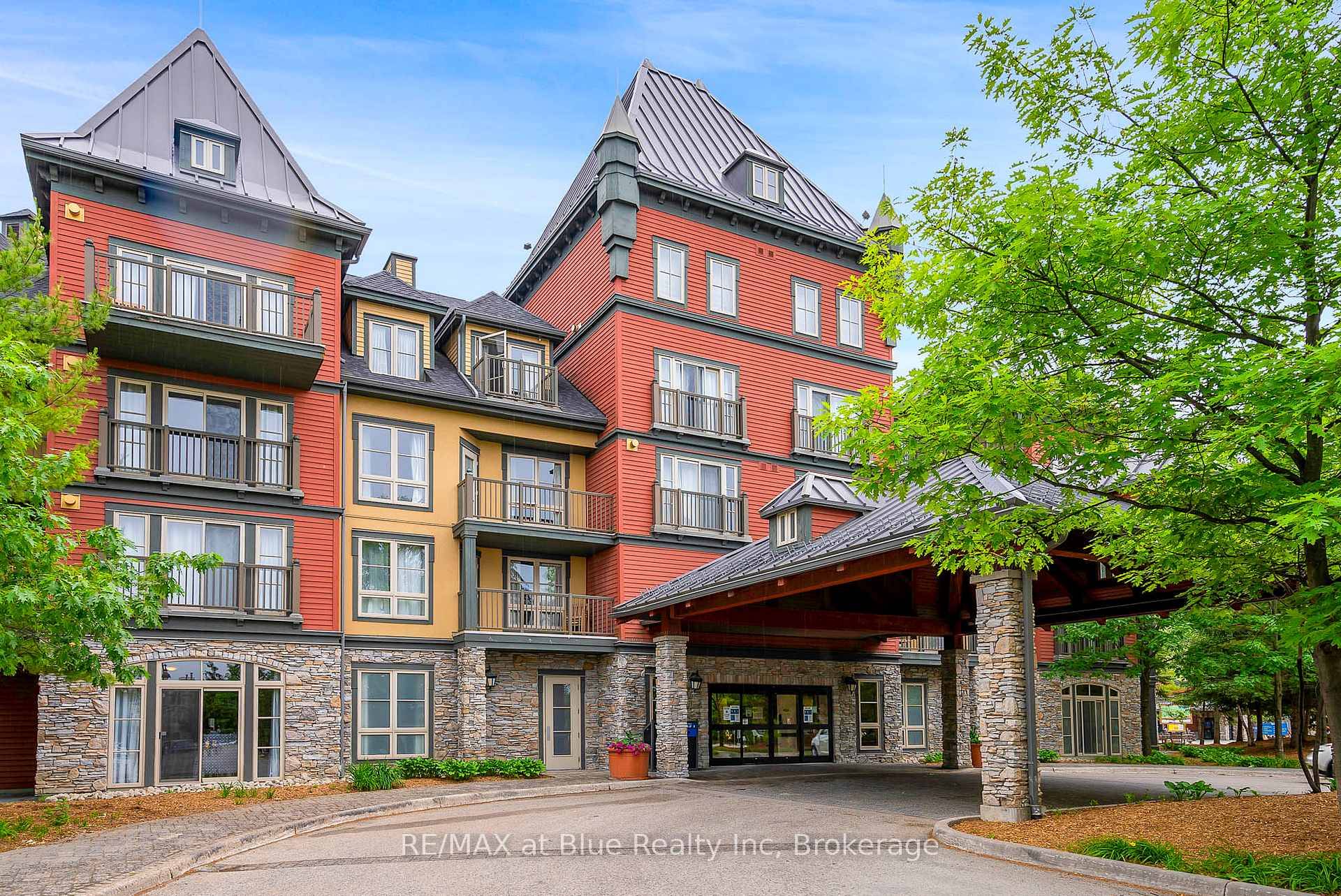 GRAND GEORGIAN ONE BEDROOM PLUS DEN WITH POOL AND COURTYARD VIEW Steps away from the Blue Mountain Resort's ski lifts and shopping in Blue Mountain Village.